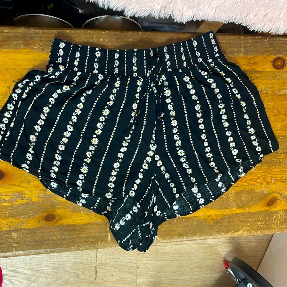Flower daisy print shorts🖤🤍